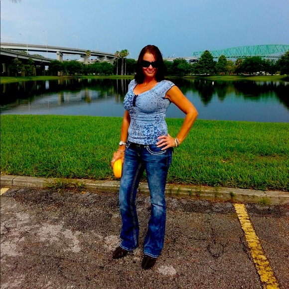 Meet your Posher, Leslie 🌼 - Picture 1 of 1